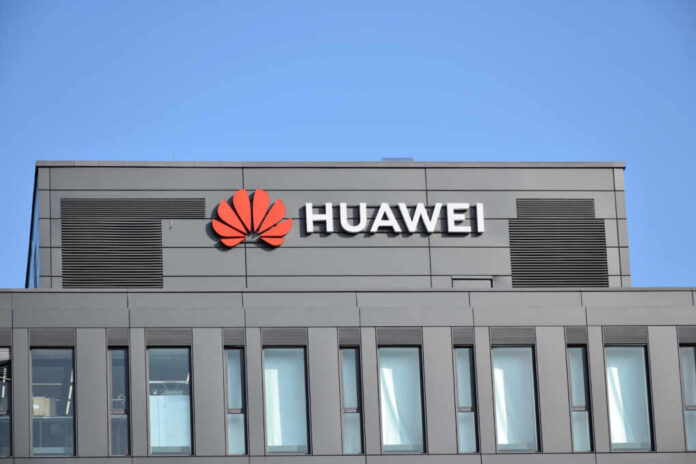 Huawei,Sign,,Logo,,Emblem,On,The,Facade,Of,Huawei,Poland