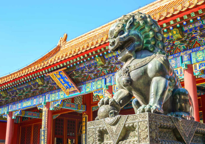 Chinese,Guardian,Lion.,People,Are,Visiting.,Located,In,The,Palace