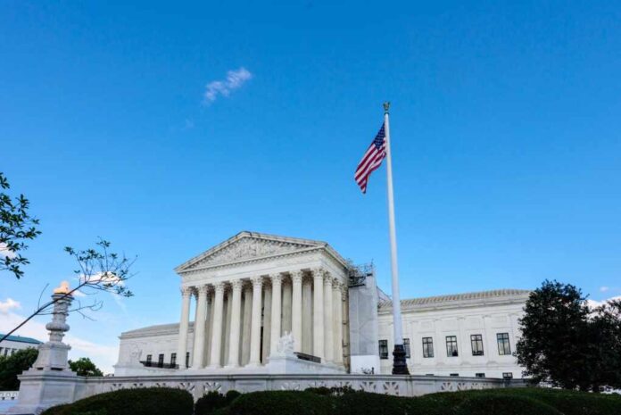 U.s.,Supreme,Court,And,The,Flag,Of,Freedom,,Washington,,D.c.