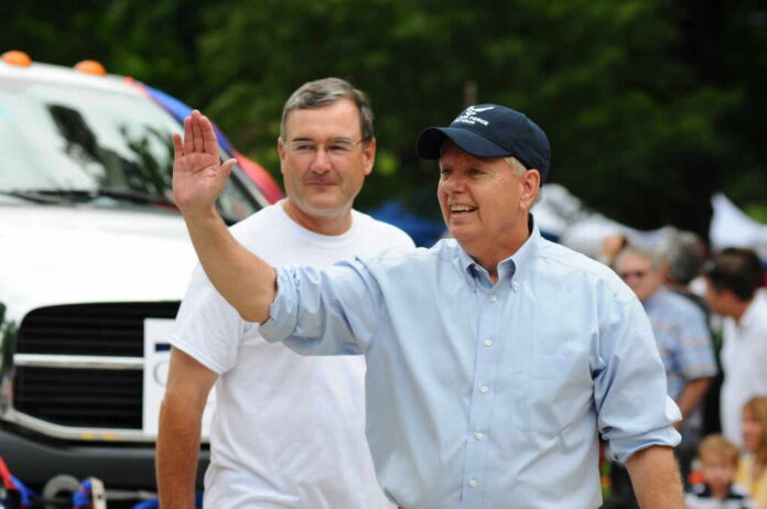 U.s.,Senator,Lindsey,Graham,,Republican,Of,South,Carolina,,Waves,At