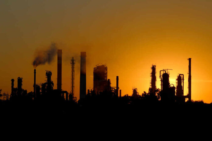 Silhouette,Of,Big,Oil,Refinery,Factory,During,Sunset