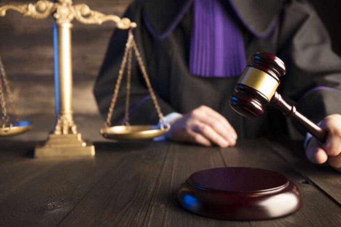 Striking,Mallet.,Judgment,Concept