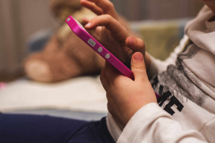 Mobile,Phone,In,The,Children's,Hands