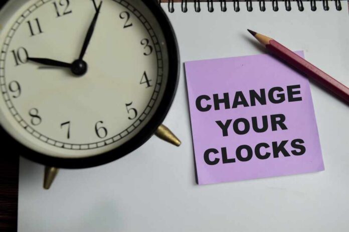 Alarm clock and note on a desk